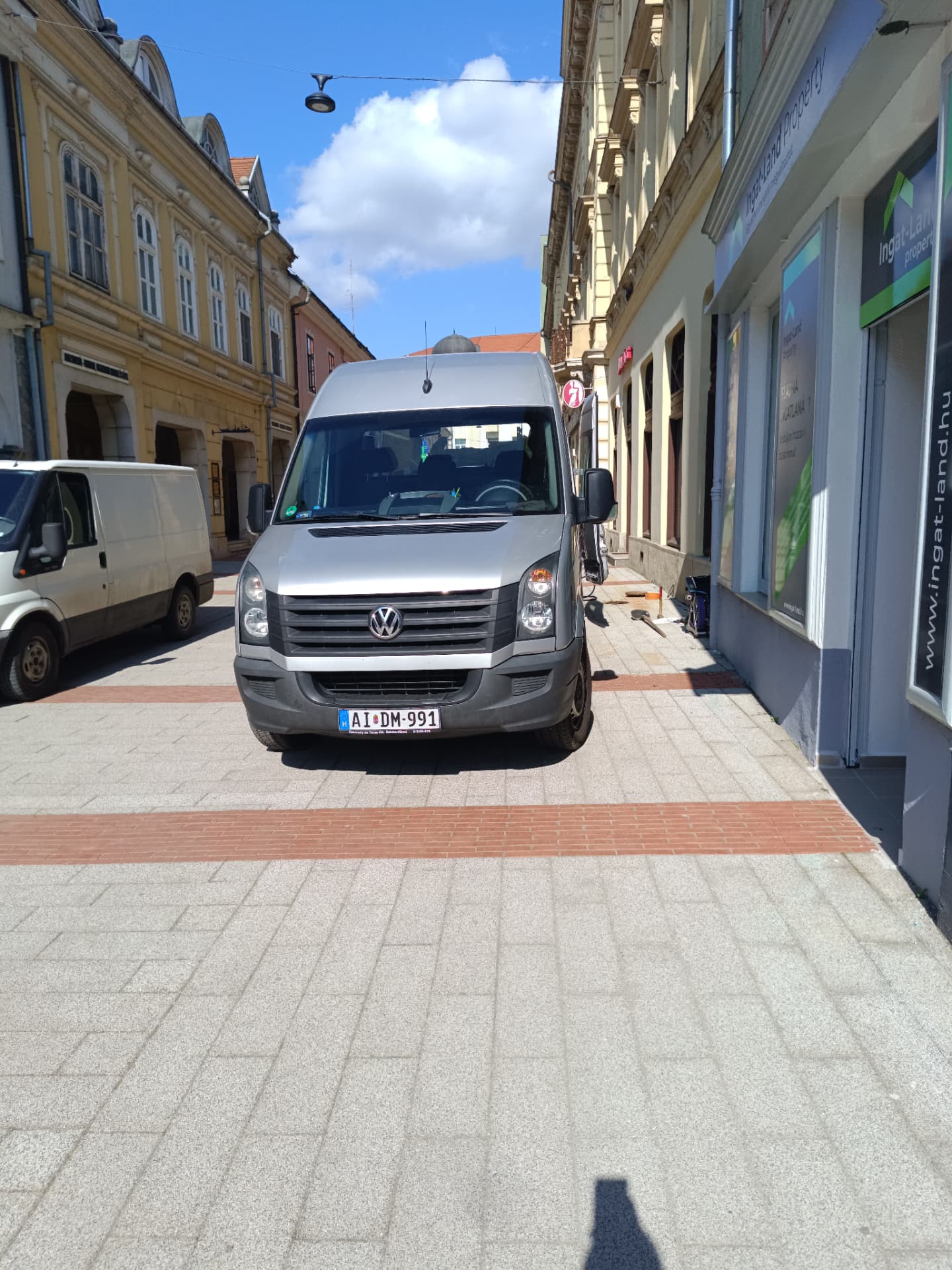 Szervizautó munkavégzés közben egy belvárosi utcában